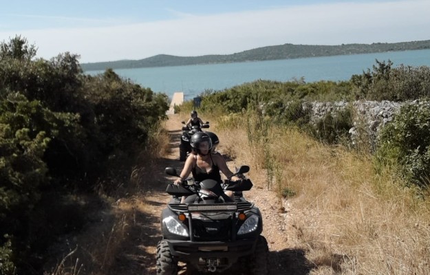 QUAD OFF ROAD- guided tours in Polača