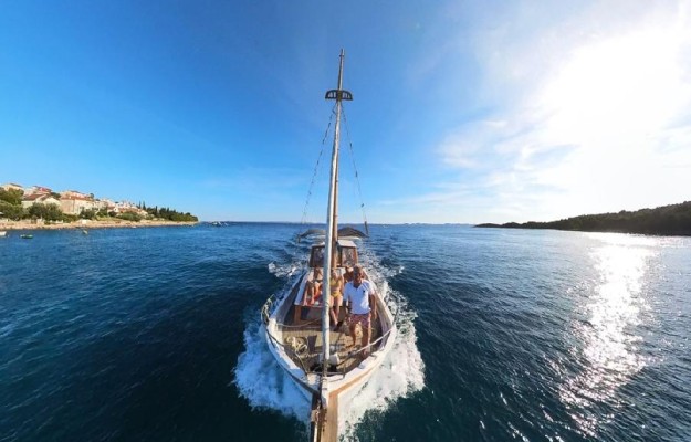 DUPINI & OTOK VRGADA - BROD “SESTRICE”