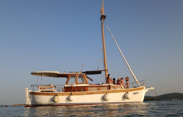 DUPINI & OTOK VRGADA - BROD “SESTRICE”