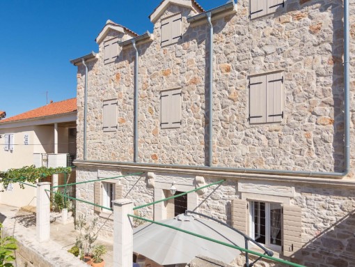 Kamena Kuća sa Bazenom, Sv. Filip i Jakov